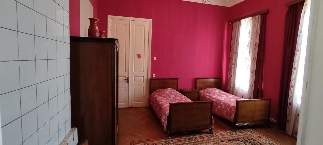 Guest House Tall Rooms Zugdidi Extérieur photo
