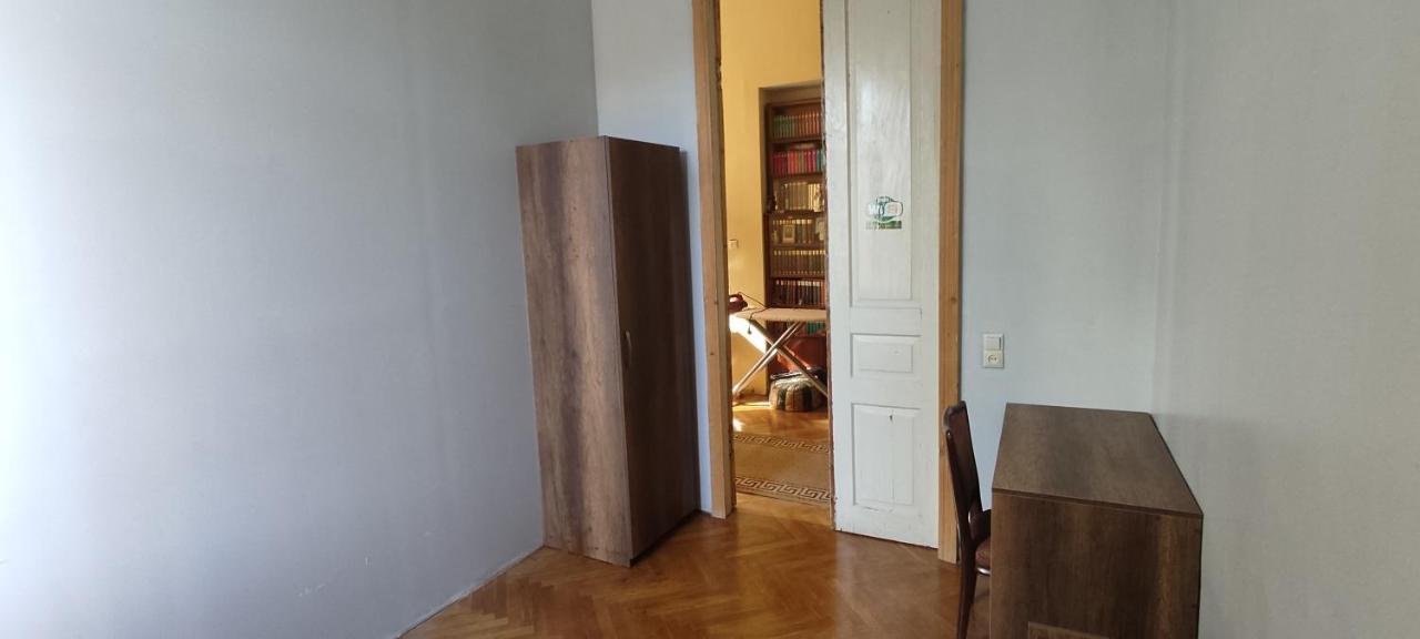 Guest House Tall Rooms Zugdidi Extérieur photo